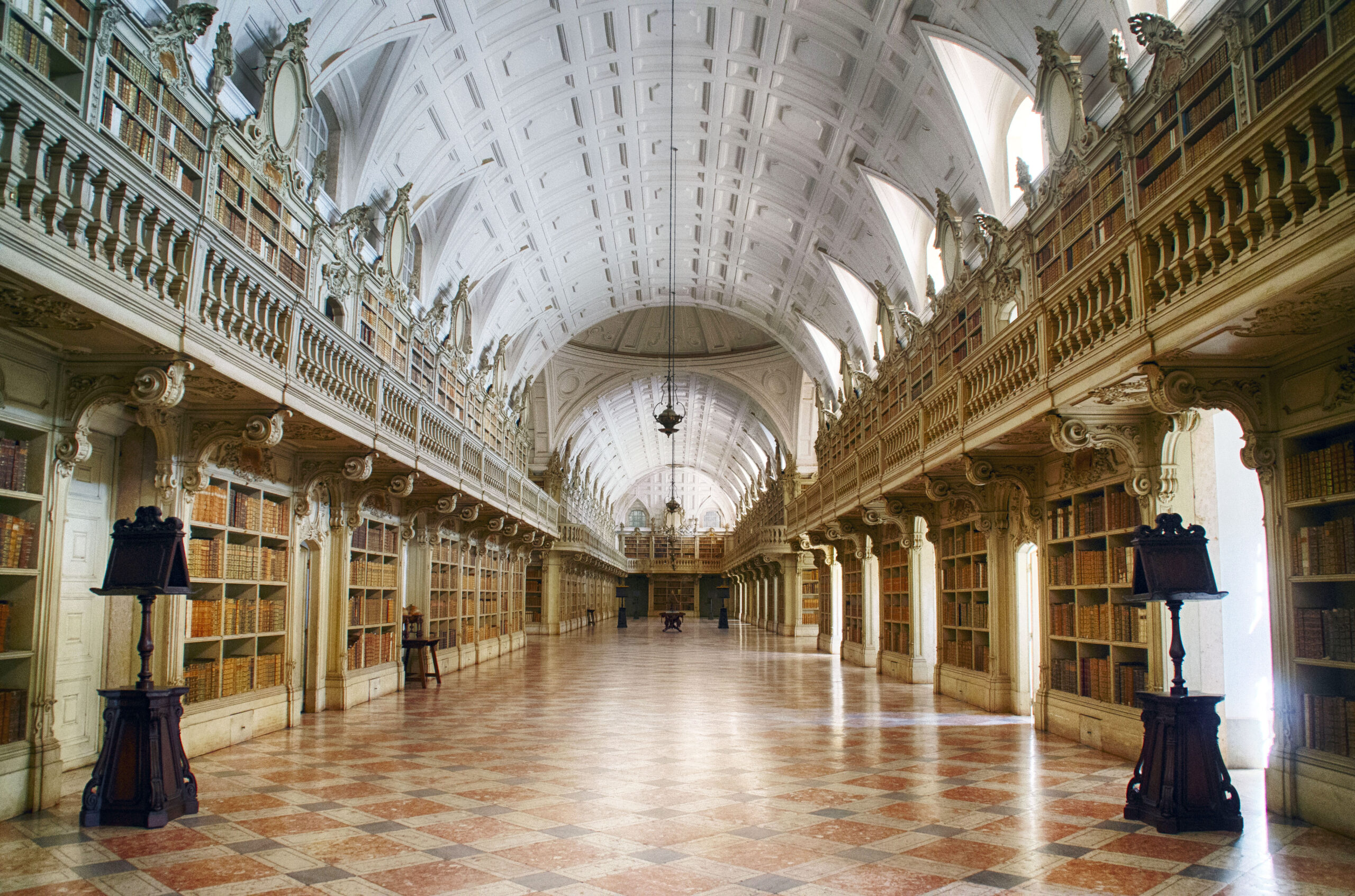 Corredor da Biblioteca do Palácio Nacional de Mafra. Imagem ilustrativa texto bibliotecas mais bonitas do mundo.