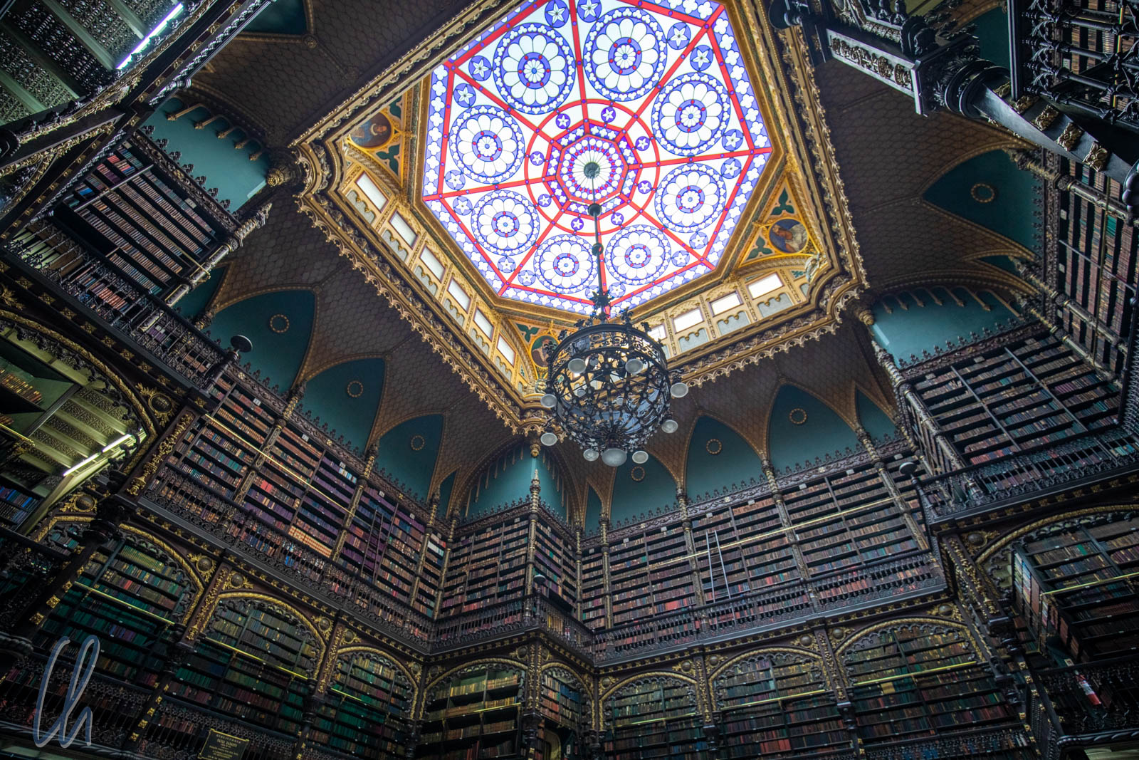 Lustre e vitrais do teto do Real Gabinete Português de Leitura (RGPL).