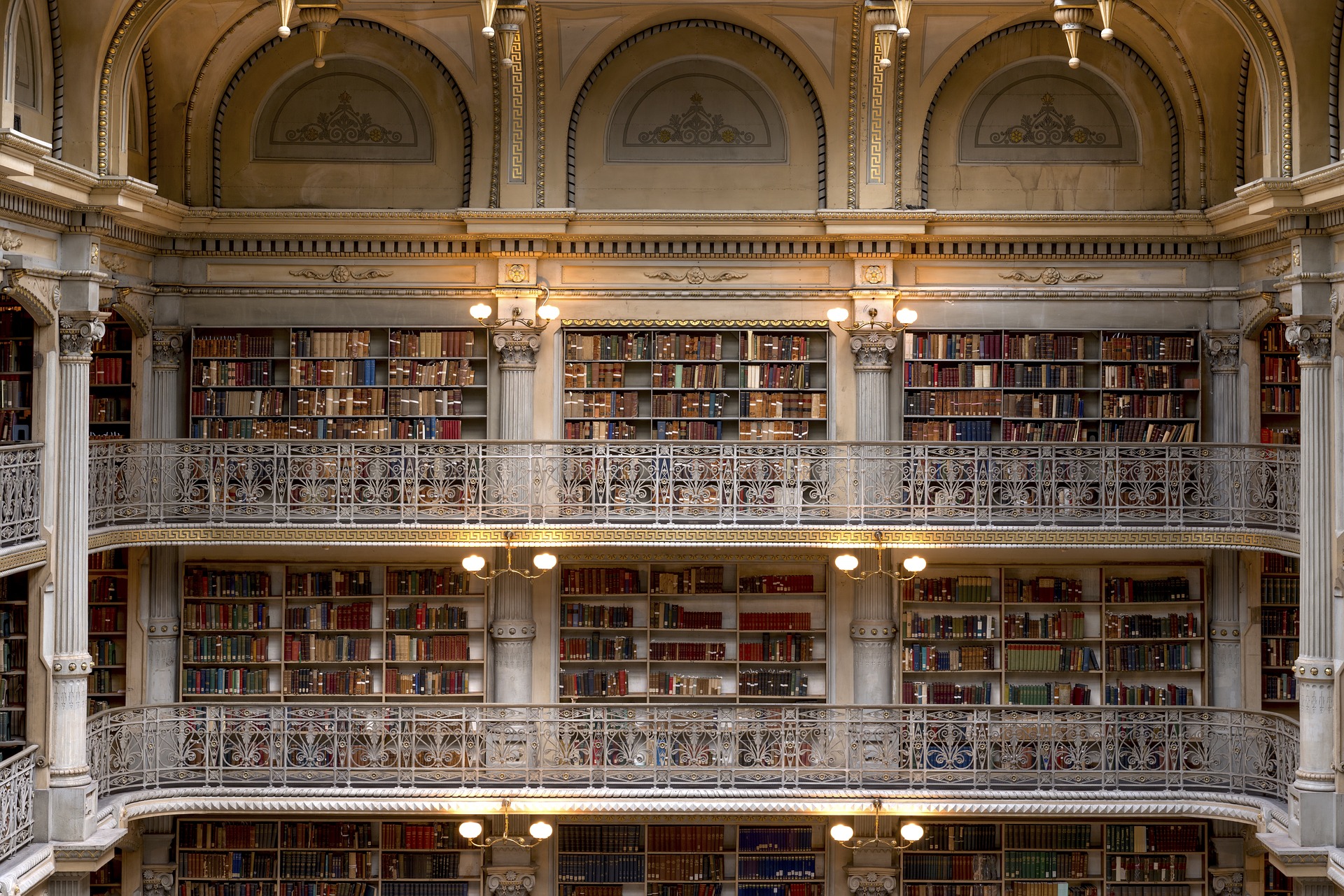 Visão da Biblioteca George Peabody. Imagem ilustrativa texto bibliotecas mais bonitas do mundo.
