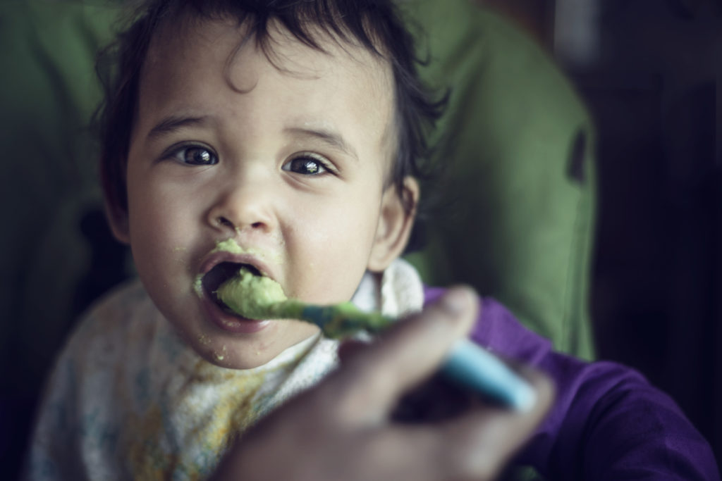 Bebê comendo papinha.