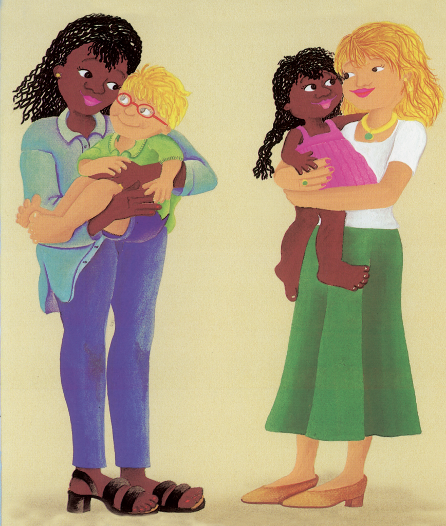 Mãe negra com menino loiro e mãe loira com menina negra no colo. Página 23 do livro A cor da vida. Imagem ilustrativa texto união entre povos.
