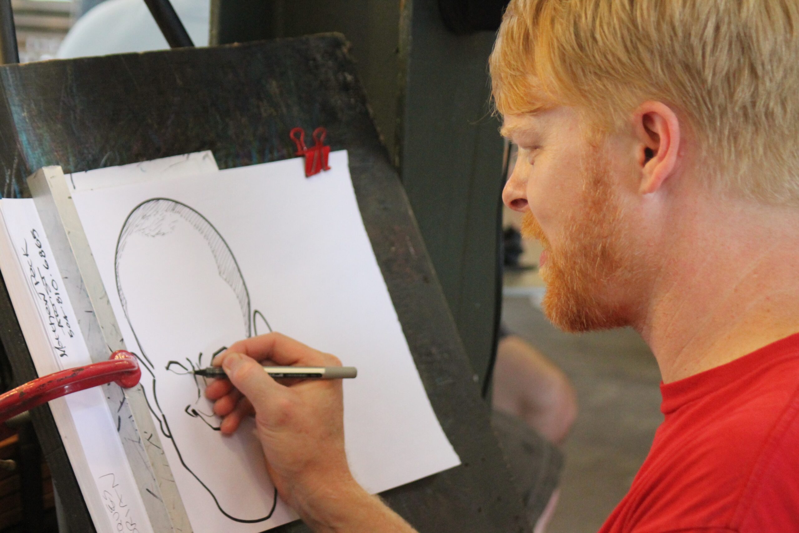 Homem desenhando caricatura. Imagem ilustrativa texto caricatura, cartum, charge, quadrinhos e tirinha.