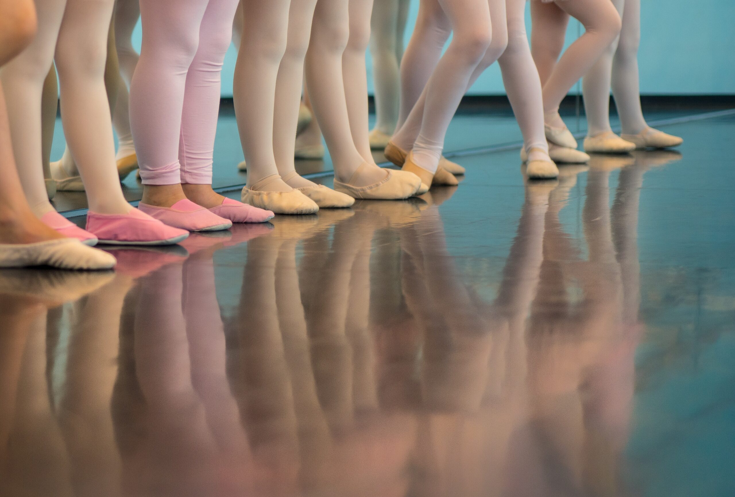 Pés de meninas na aula de balé. Imagem ilustrativa texto iniciar as crianças na dança.