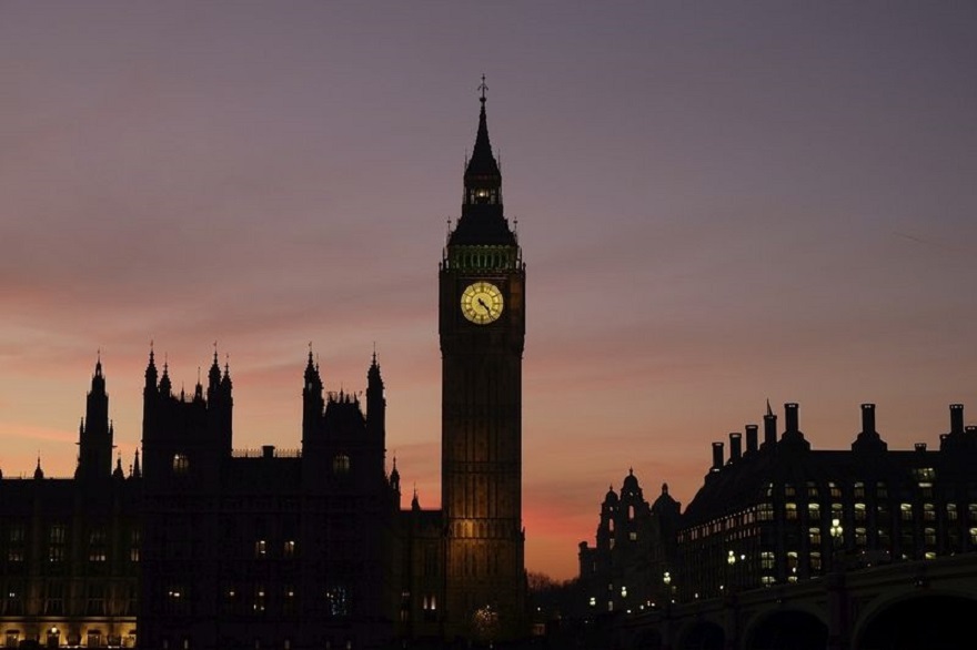 Silhueta do Big Ben em Londres, ao pôr do sol. Imagem ilustrativa texto aprender outro idioma.