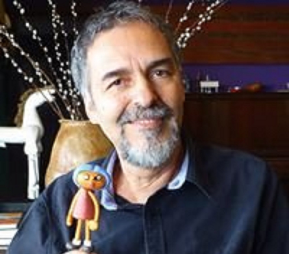 Marcelo Xavier segurando boneca de massinha.