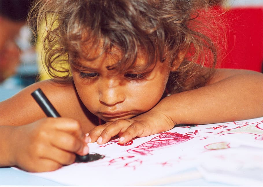 Menina desenhando. Imagem ilustrativa texto brincar de desenhar.