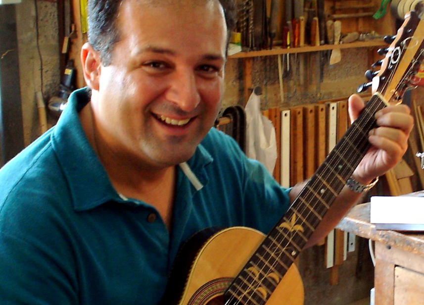 Fábio Sombra tocando viola caipira.