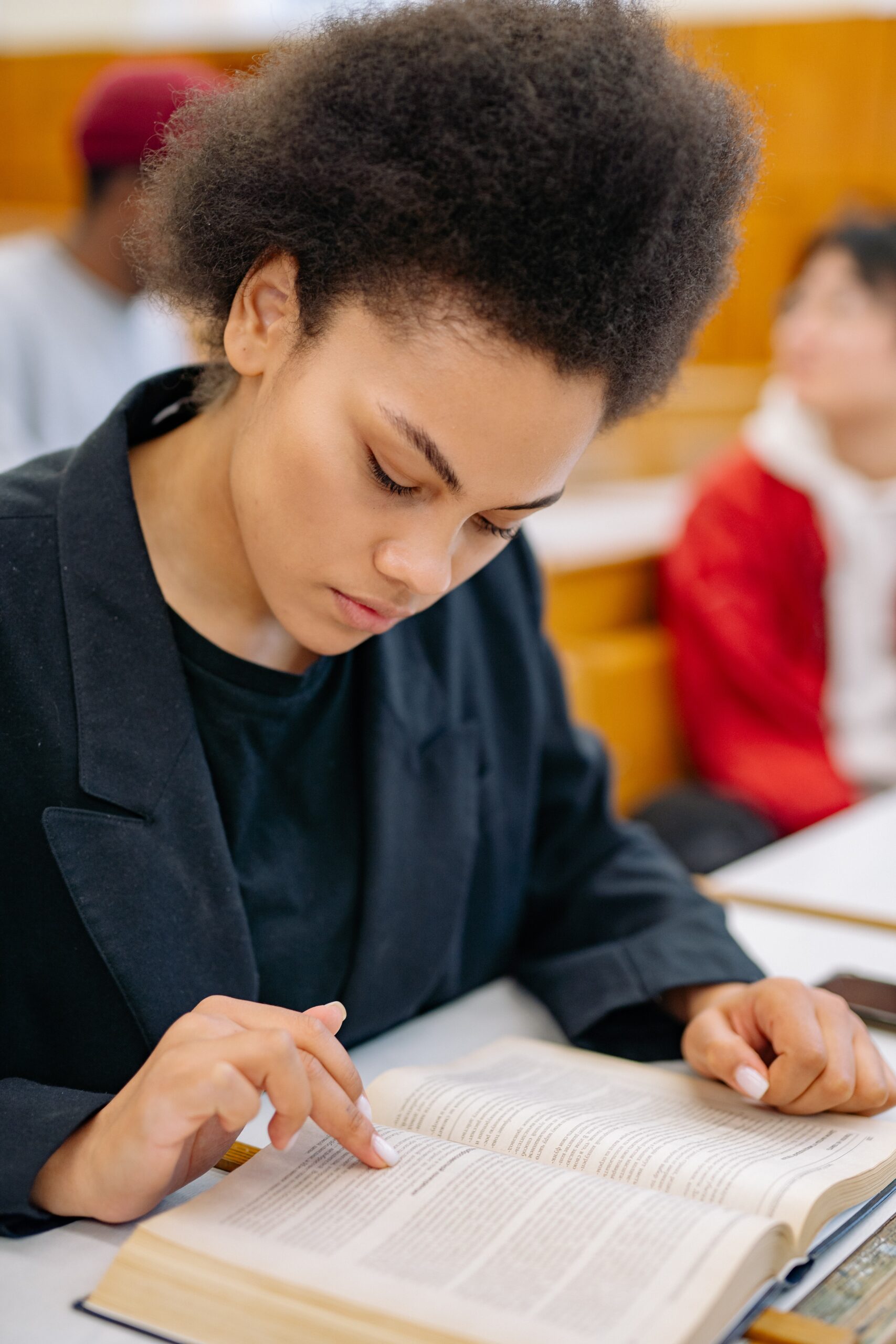 Mulher lendo com atenção. Imagem ilustrativa texto técnicas de leitura.