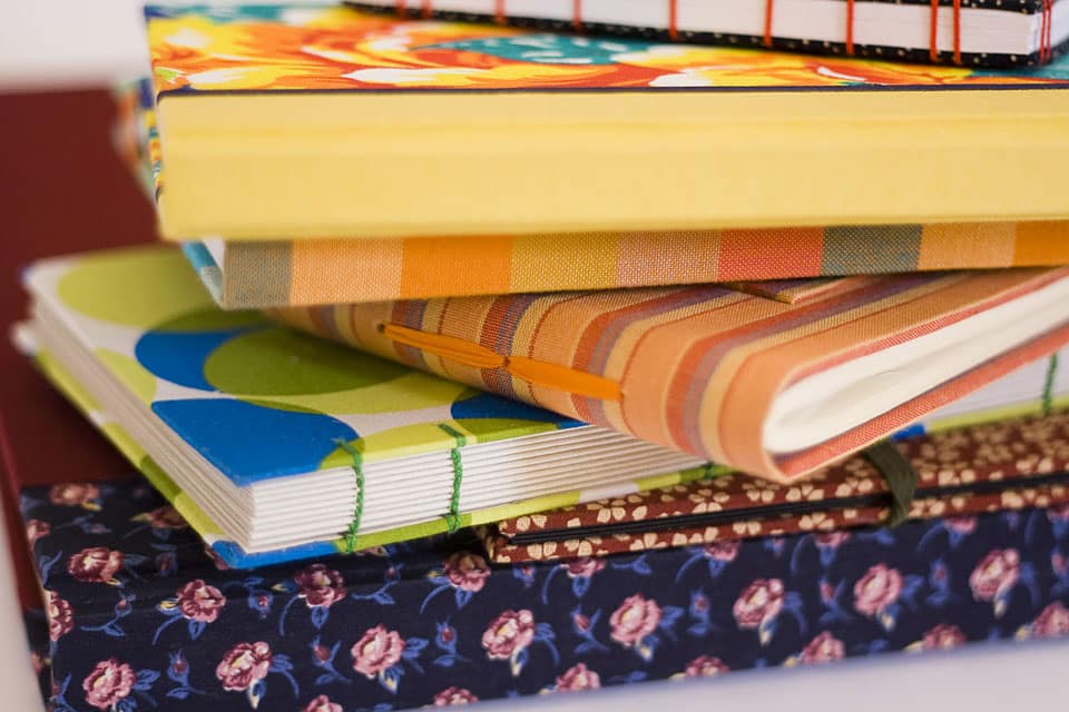 Cadernos empilhados. Imagem ilustrativa texto encapar caderno.