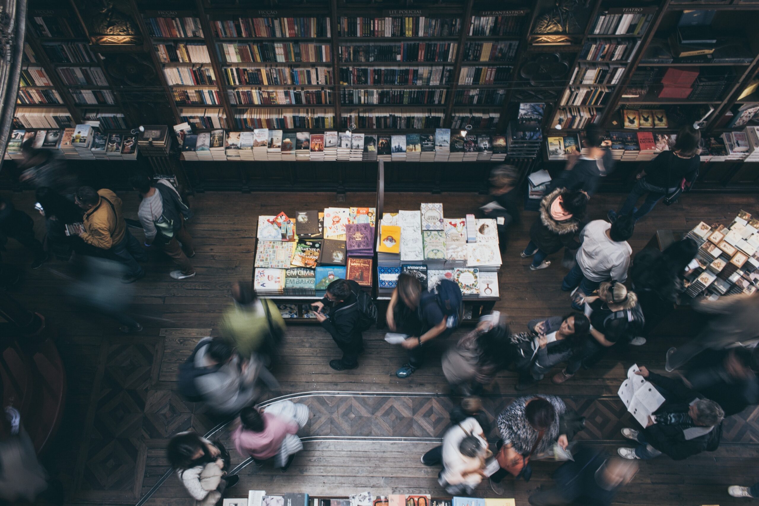 Visão de cima de pessoas na livraria.