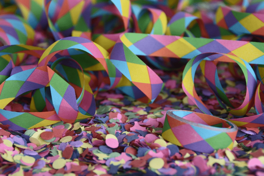 Confete e serpentina. Imagem ilustrativa texto Carnaval com crianças.