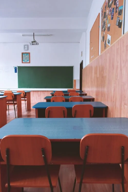 Sala de aula vazia. Imagem ilustrativa texto conservação da escola.