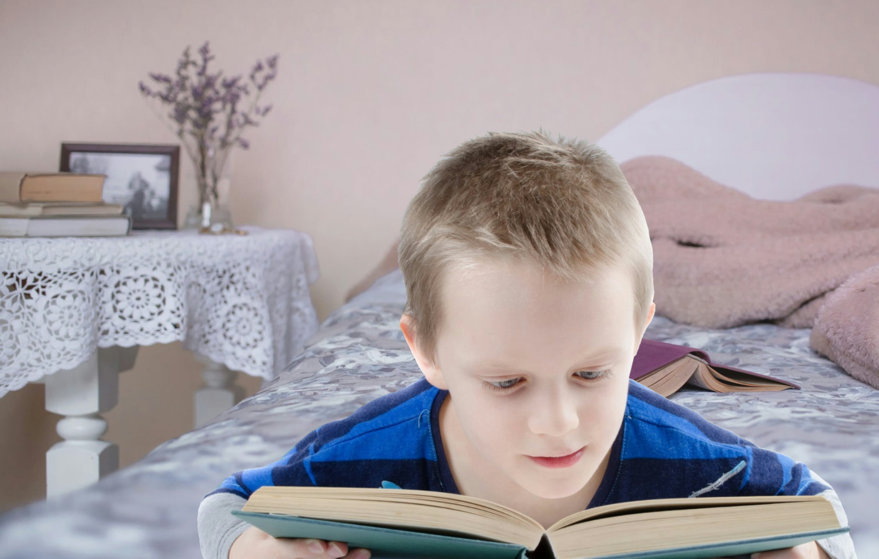 Menino no quarto lendo livro grosso. Imagem ilustrativa texto alívio cômico.